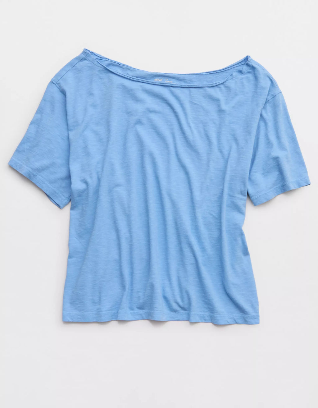 Damski T-shirt z krótkim rękawem i odkrytymi ramionami w stylu „lazy”